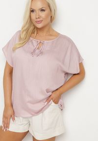 Born2be - Ciemnoróżowa Bluzka z Wiskozą Wiązana przy Dekolcie Dovarelle. Okazja: na co dzień. Kolekcja: plus size. Kolor: różowy. Materiał: wiskoza. Długość rękawa: krótki rękaw. Długość: krótkie. Styl: elegancki, casual #6