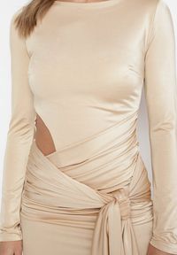 Born2be - Beżowa Sukienka Koktajlowa Ozdobiona Wiązaniem i Wycięciem Vamizola. Okazja: na co dzień. Kolor: beżowy. Wzór: aplikacja. Typ sukienki: proste. Styl: wizytowy #7