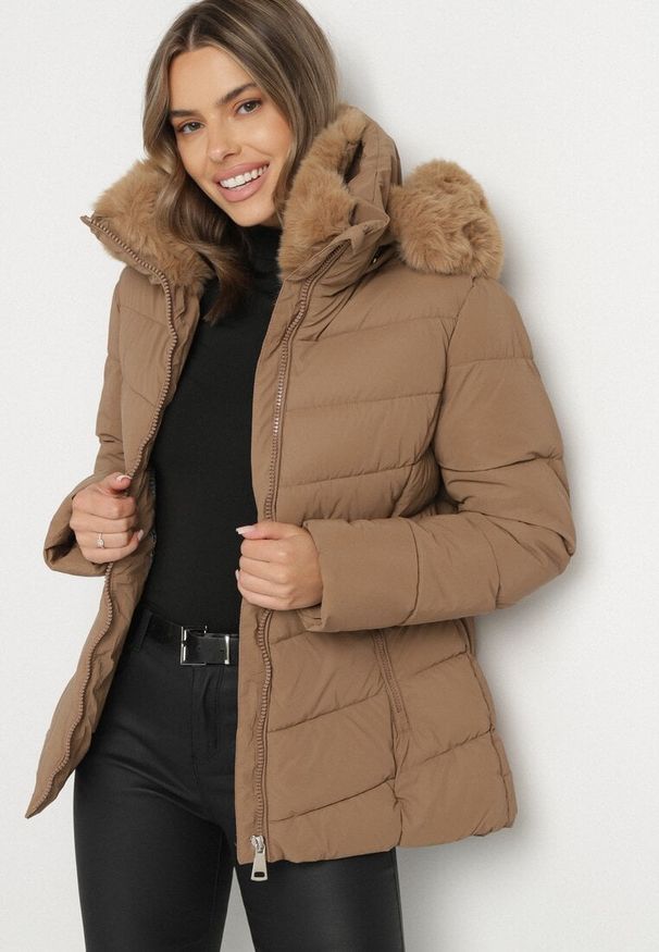 Born2be - Brązowa Taliowana Kurtka z Pikowanymi Przeszyciami i Kapturem z Futerkiem Olennea. Okazja: na co dzień, na spotkanie biznesowe, do pracy. Kolor: brązowy. Materiał: futro. Styl: biznesowy, casual, klasyczny