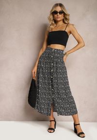Renee - Czarna Spódnica Maxi z Wiskozy w Kwiatowy Wzór o Rozkloszowanym Fasonie Skules. Kolor: czarny. Materiał: wiskoza. Wzór: kwiaty. Styl: elegancki