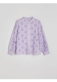 Reserved - Koszula w ażurowy wzór - lawendowy. Kolor: fioletowy. Materiał: bawełna. Wzór: ażurowy