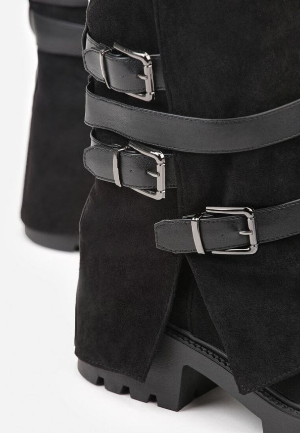 Renee - Czarne Botki Bikery Ozdobione Klamrami i Wywiniętą Cholewką Seride. Okazja: na co dzień. Zapięcie: klamry. Kolor: czarny. Materiał: jeans, wełna, skóra. Szerokość cholewki: normalna. Wzór: aplikacja. Styl: casual