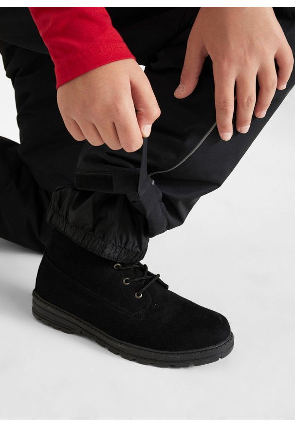 bonprix - Spodnie narciarskie cargo, wodoodporne, na szelkach, z ciepłą podszewką. Okazja: na co dzień. Kolor: czarny. Wzór: nadruk. Styl: casual