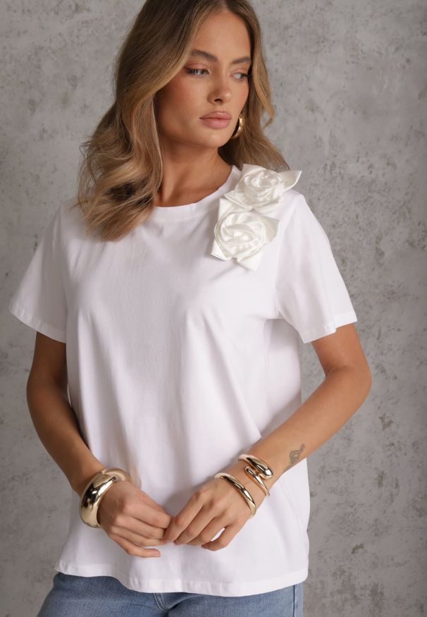 Renee - Biały Bawełniany T-shirt o Klasycznym Kroju z Kwiatowymi Aplikacjami 3D Morgane. Okazja: na co dzień. Kolor: biały. Materiał: bawełna. Wzór: aplikacja, kwiaty. Sezon: lato. Styl: klasyczny