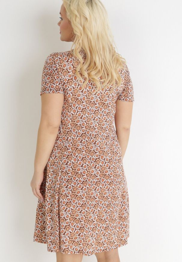 Born2be - Ciemnobeżowa Trapezowa Sukienka Mini w Kwiatowy Wzór Aganis. Kolor: beżowy. Materiał: materiał. Długość rękawa: krótki rękaw. Wzór: kwiaty. Typ sukienki: trapezowe. Długość: mini