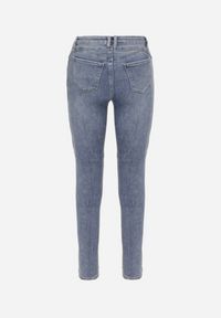 Born2be - Niebieskie Jeansy o Dopasowanym Kroju z Regularnym Stanem Tolinndea. Okazja: na co dzień. Kolor: niebieski. Styl: elegancki, casual #3
