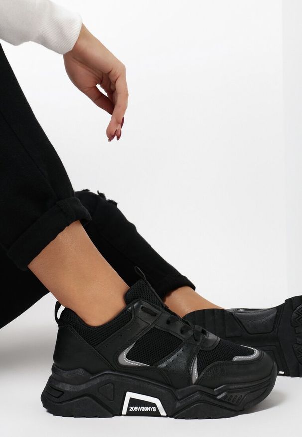 Born2be - Czarne Sneakersy Fragaria. Wysokość cholewki: przed kostkę. Kolor: czarny. Materiał: materiał. Szerokość cholewki: normalna. Wzór: aplikacja
