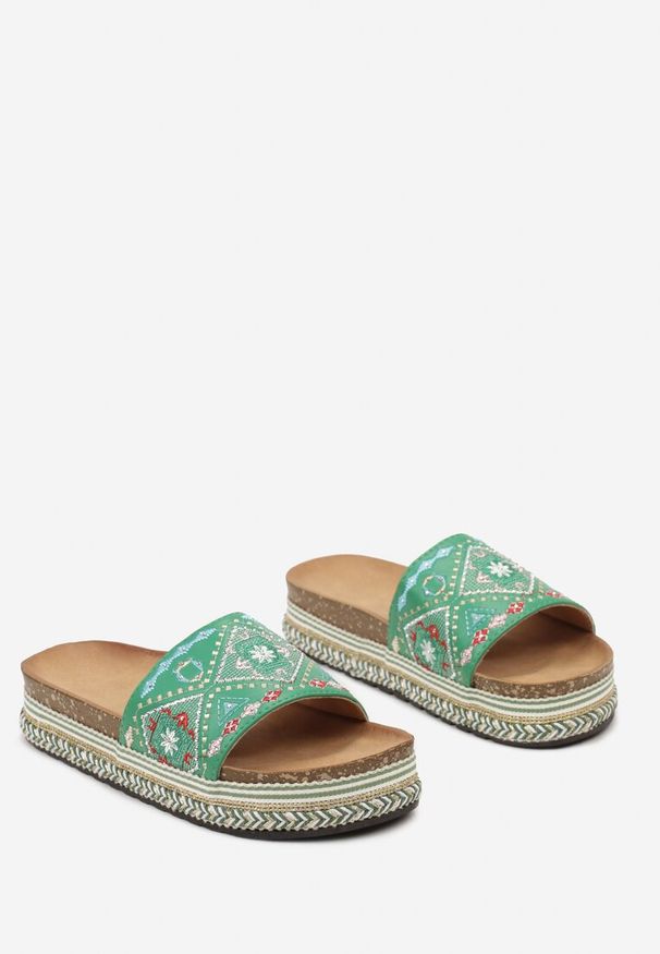 Renee - Zielone Klapki Boho na Niskiej Platformie Ozdobione Plecionką i Cyrkoniami Giratsa. Kolor: zielony. Materiał: jeans. Wzór: aplikacja. Sezon: lato. Obcas: na platformie. Styl: boho