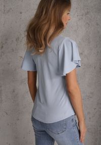 Renee - Jasnoniebieska Bluzka Ozdobiona Rozkloszowanymi Rękawami Sunetha. Okazja: na co dzień. Typ kołnierza: dekolt w kształcie V. Kolor: niebieski. Materiał: jeans. Wzór: aplikacja. Styl: elegancki, casual #5