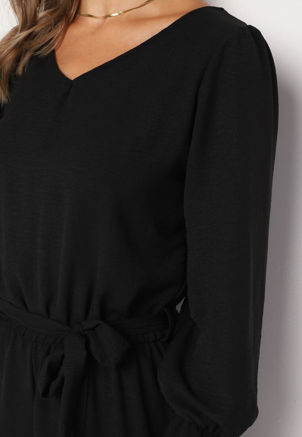 Born2be - Czarny Długi Kombinezon z Gumką w Pasie Wiązany na Plecach Kailanis. Okazja: na co dzień. Kolor: czarny. Długość rękawa: długi rękaw. Długość: długie. Wzór: aplikacja. Styl: casual