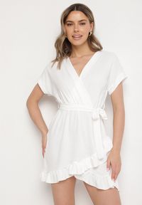 Born2be - Biała Rozkloszowana Sukienka Ozdobiona Falbanami i Paskiem Zivene. Okazja: na imprezę. Kolor: biały. Wzór: aplikacja. Sezon: lato, wiosna. Styl: elegancki
