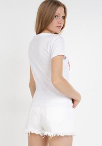 Born2be - Biały T-shirt Jaensha. Kolor: biały. Materiał: dzianina, jersey, bawełna. Długość rękawa: krótki rękaw. Długość: krótkie. Wzór: nadruk. Sezon: lato. Styl: klasyczny