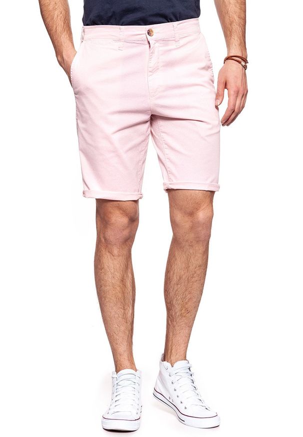 Wrangler - KRÓTKIE SPODENKI WRANGLER CHINO SHORT PEPPA PINK W14AMM20A. Materiał: materiał. Długość: krótkie. Wzór: jednolity, aplikacja