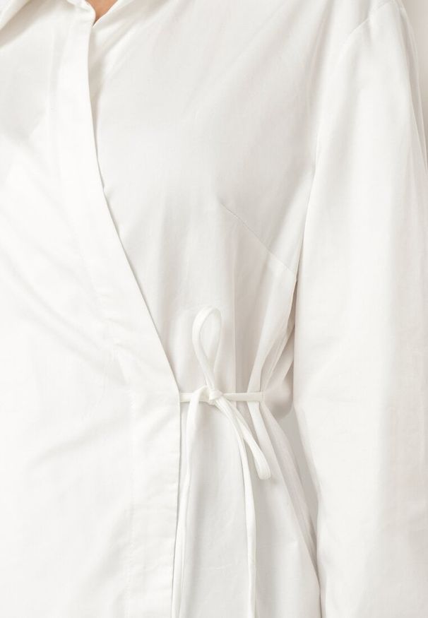 Born2be - Biała Bawełniana Bluzka Koszulowa Kimono z Asymetrycznym Wiązaniem Delwena. Okazja: na spotkanie biznesowe. Typ kołnierza: kołnierzyk klasyczny. Kolor: biały. Materiał: bawełna. Styl: elegancki, biznesowy, klasyczny