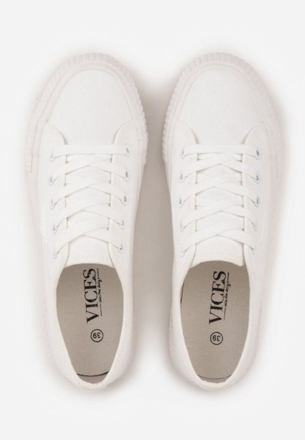 Born2be - Białe Trampki VICES na Grubej Podeszwie z Tłoczeniami z Trójkątną Aplikacją Bolirea. Nosek buta: okrągły. Zapięcie: sznurówki. Kolor: biały. Materiał: materiał. Wzór: aplikacja. Obcas: na obcasie. Wysokość obcasa: niski