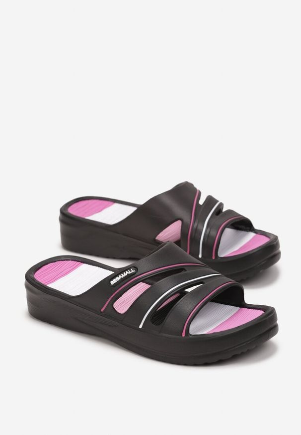 Born2be - Czarne Basenowe Klapki na Niskim Koturnie z Wycięciami Narsilla. Okazja: na plażę. Kolor: czarny. Materiał: guma. Wzór: aplikacja. Obcas: na koturnie