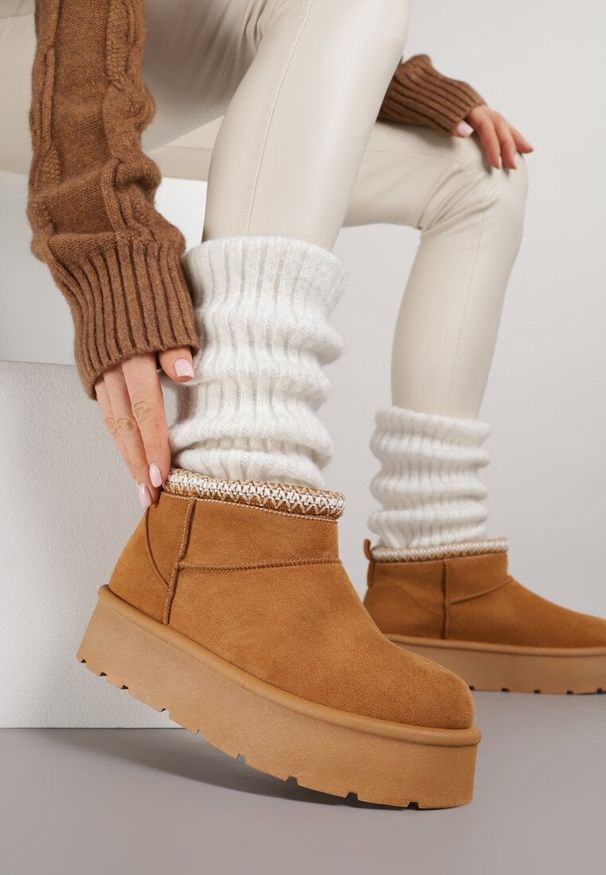 Born2be - Brązowe Śniegowce na Grubej Podeszwie Zdobione Haftem Sewnella. Okazja: na co dzień. Zapięcie: bez zapięcia. Kolor: brązowy. Materiał: jeans. Wzór: aplikacja, haft. Sezon: zima, jesień. Styl: casual