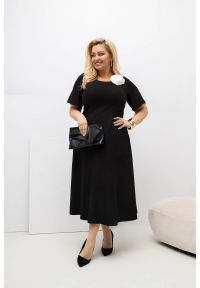 Moda Size Plus Iwanek - Czarna wizytowa sukienka Doris MIDI z rozkloszowanym dołem i ręcznie szytym przypinanym kwiatem w kolorze ecru PLUS SIZE XXL OVERSIZE WIOSNA. Okazja: na urodziny, na komunię, na ślub cywilny, na wesele, na imprezę. Kolekcja: plus size. Kolor: czarny. Wzór: kwiaty. Typ sukienki: oversize, dla puszystych. Materiał: tkanina, poliester, elastan. Sezon: wiosna. Styl: wizytowy. Długość: midi #1