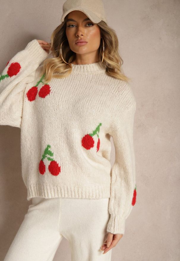 Renee - Jasnobeżowy Prosty Sweter z Domieszką Wełny Ozdobiony Wiśniową Aplikacją Balrinna. Okazja: na co dzień. Kolor: beżowy. Materiał: wełna. Wzór: aplikacja. Styl: elegancki, casual