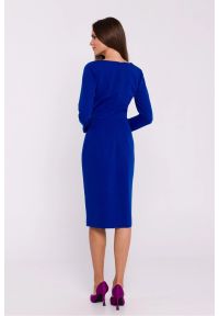 Stylove - Elegancka sukienka ołówkowa z asymetrycznym dekoltem chaber. Typ sukienki: ołówkowe, asymetryczne. Styl: elegancki #2