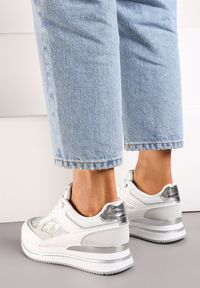 Renee - Białe Eleganckie Sneakersy z Brokatem i Metalicznymi Naszywkami Desmerana. Kolor: biały. Wzór: aplikacja #2