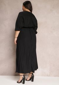 Renee - Czarna Kopertowa Sukienka z Gumką i Paskiem w Talii Zdobiona Plisowaniem Kaylina. Kolekcja: plus size. Kolor: czarny. Wzór: aplikacja. Typ sukienki: kopertowe #5