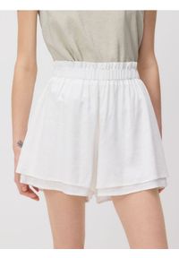 Reserved - Szorty z lnem i wiskozą - biały. Kolor: biały. Materiał: len, wiskoza #1