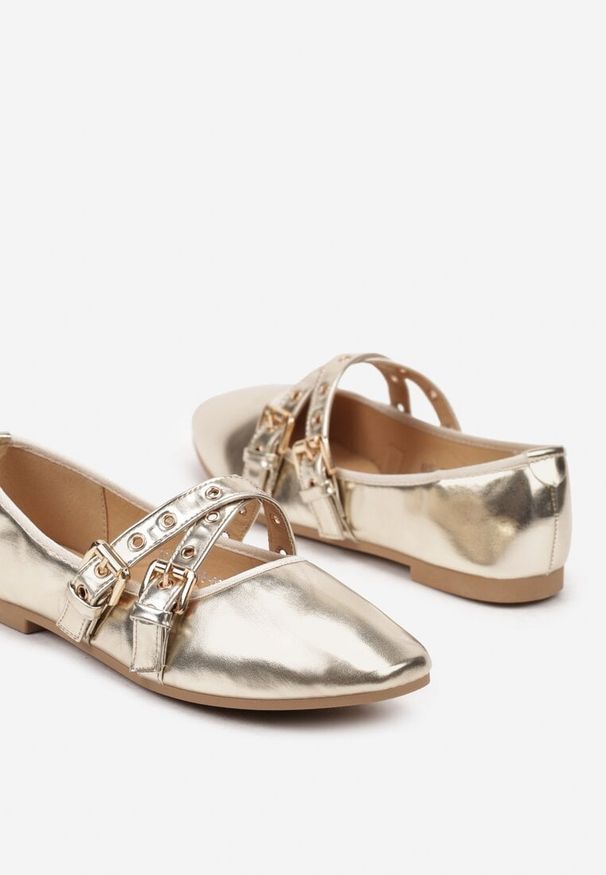 Born2be - Złote Płaskie Balerinki Ozdobione Paskami ze Sprzączkami Pinali. Okazja: na co dzień, na spotkanie biznesowe. Zapięcie: pasek. Kolor: złoty. Wzór: aplikacja. Obcas: na obcasie. Styl: klasyczny, casual, biznesowy, elegancki. Wysokość obcasa: niski