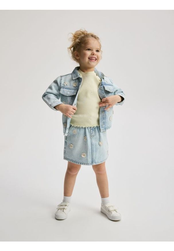 Reserved - Jeansowa spódnica z aplikacją - niebieski. Kolor: niebieski. Materiał: jeans. Wzór: aplikacja