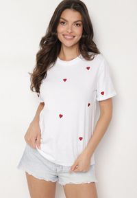 Born2be - Biało-Czerwony T-shirt z Bawełny w Serca Kolavelle. Okazja: na co dzień, na spacer. Kolor: biały. Materiał: bawełna. Styl: klasyczny, casual #3