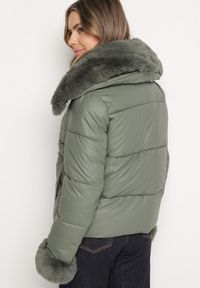 Born2be - Zielona Pikowana Kurtka z Szerokim Kołnierzem z Futerkiem Galerra. Okazja: na spacer, na co dzień. Kolor: zielony. Materiał: futro. Sezon: zima. Styl: casual, elegancki #2