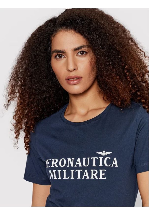 Granatowy t-shirt z napisem Aeronautica Militare. Kolor: niebieski. Materiał: bawełna. Wzór: napisy