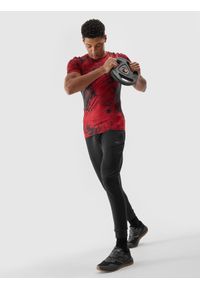 4f - Koszulka treningowa z materiału z recyklingu męska - czerwona. Kolor: czerwony. Materiał: materiał. Długość rękawa: krótki rękaw. Długość: krótkie. Wzór: nadruk, gładki, ze splotem. Sport: fitness