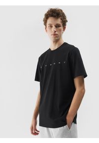 4f - 4F T-shirt regular z bawełny organicznej z nadrukiem męski - czarny S. Okazja: na co dzień. Kolor: czarny. Materiał: bawełna. Długość rękawa: krótki rękaw. Długość: krótkie. Wzór: nadruk. Styl: sportowy, casual, klasyczny