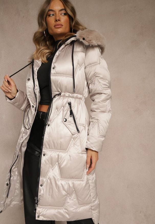 Renee - Beżowa Długa Kurtka z Pikowanymi Przeszyciami i Kapturem Ściągana w Talii Galeatia. Okazja: na co dzień, na spacer. Kolor: beżowy. Materiał: poliester, jeans, futro. Długość: długie. Styl: casual, elegancki