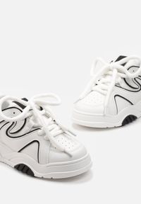 Born2be - Biało-Czarne Sneakersy na Grubej Podeszwie z Szerokim Wiązaniem Hiverna. Kolor: biały
