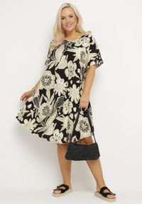 Born2be - Czarna Wiskozowa Sukienka w Kwiaty Divolla. Okazja: na co dzień. Typ kołnierza: dekolt w serek. Kolor: czarny. Wzór: kwiaty. Typ sukienki: proste. Materiał: wiskoza. Długość rękawa: krótki rękaw. Sezon: lato. Styl: casual #2