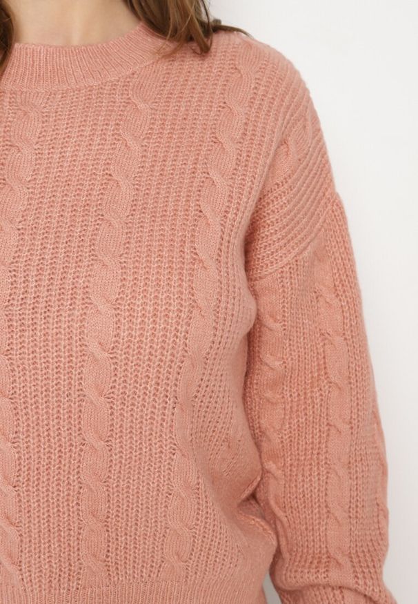 Born2be - Jasnoróżowy Sweter Krótki z Wycięciem na Plecach Torine. Okazja: na co dzień. Kolor: różowy. Materiał: jeans. Długość: krótkie. Styl: klasyczny, elegancki, casual