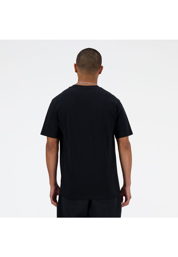 Koszulka męska New Balance MT41908BK – czarna. Kolor: czarny. Materiał: bawełna. Długość rękawa: krótki rękaw. Długość: krótkie. Wzór: napisy, aplikacja