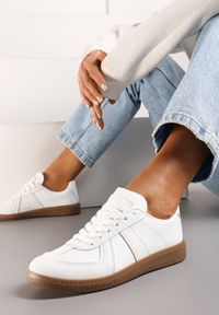 Renee - Białe Sznurowane Sneakersy na Brązowej Podeszwie z Przeszyciami Assetnima. Kolor: biały #1