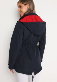 Born2be - Granatowa Kurtka Parka Dwustronna Ozdobiona Guzikami przy Rękawach Mivanea. Kolor: niebieski. Materiał: jeans. Długość rękawa: długi rękaw. Długość: długie. Wzór: aplikacja. Sezon: zima, jesień. Styl: klasyczny, elegancki #7