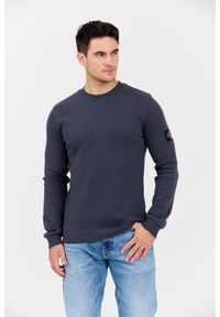 Calvin Klein - CALVIN KLEIN Szary męski longsleeve z naszywką. Okazja: na co dzień. Kolor: szary. Materiał: bawełna. Długość rękawa: długi rękaw. Wzór: aplikacja. Styl: casual, klasyczny