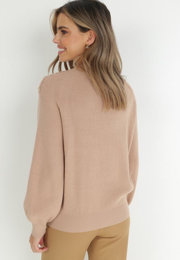 Born2be - Beżowy Sweter Dzianinowy z Długim Rękawem i Guzikami Omes. Kolor: beżowy. Materiał: dzianina. Długość rękawa: długi rękaw. Długość: długie