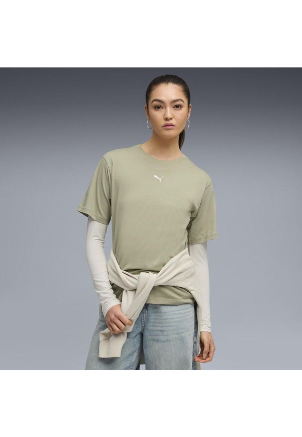Puma - Damska koszulka o luźnym kroju ESS PUMA Lux Army Green. Kolor: zielony. Wzór: haft. Sport: fitness