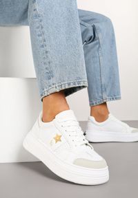 Renee - Biało-Złote Sneakersy Vices na Platformie z Gwiazdką Fenarra. Okazja: na co dzień. Kolor: biały. Materiał: jeans, skóra. Obcas: na platformie