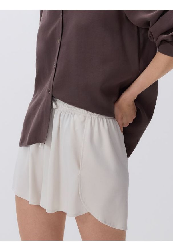 Reserved - Gładkie szorty z modalem - beżowy. Kolor: beżowy. Materiał: tkanina. Wzór: gładki