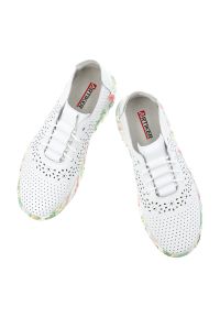 Półbuty damskie Artiker, cholewka ze skóry naturalnej perforowana konstrukcja z klasycznym sznurowaniem podwyższona podeszwa o dekoracyjnej strukturz. Okazja: na co dzień. Zapięcie: sznurówki. Kolor: biały. Materiał: skóra. Szerokość cholewki: normalna. Wzór: kwiaty, ażurowy. Sezon: lato. Sport: turystyka piesza #7