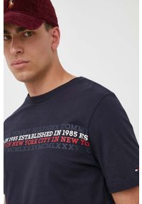 TOMMY HILFIGER - Tommy Hilfiger t-shirt bawełniany kolor granatowy z nadrukiem. Kolor: niebieski. Materiał: bawełna. Długość rękawa: krótki rękaw. Długość: krótkie. Wzór: nadruk. Styl: klasyczny #4