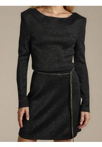 Sinsay - Sukienka mini z metalizowaną nicią i biżuteryjnym paskiem - czarny. Kolor: czarny. Długość: mini #1