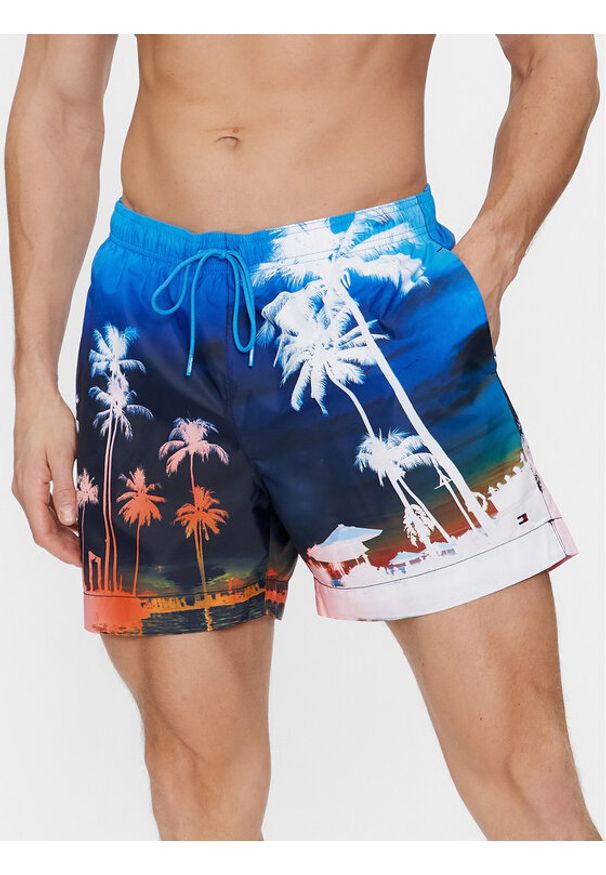 TOMMY HILFIGER - Tommy Hilfiger Szorty kąpielowe Photoprint UM0UM03295 Kolorowy Regular Fit. Materiał: syntetyk. Wzór: kolorowy